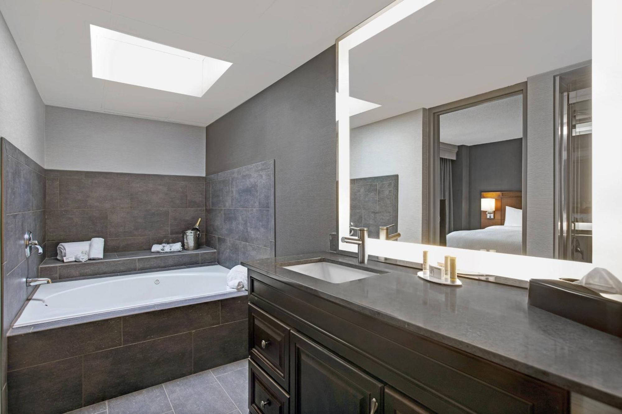 Courtyard Chicago Elmhurst/Oakbrook Area Extérieur photo